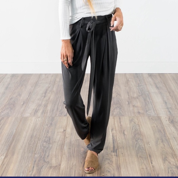 Pants - ☀️🌵💕 Pleated loose fit accent tie pocket pant